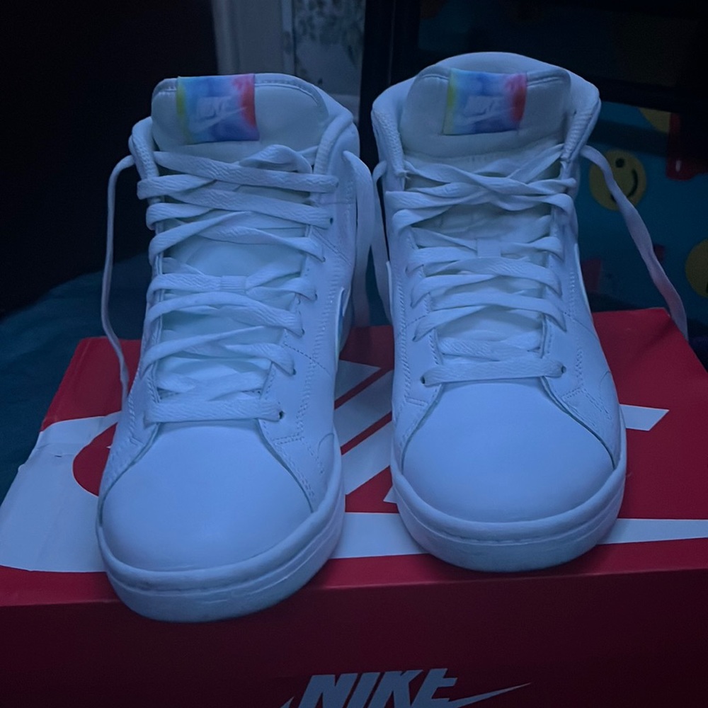 WMNS NIKE COURT ROYALE 2 MID
WHITE/MULTI-COLOR-SMOKE GREY
BLANC/COULEUR MULTIPLE